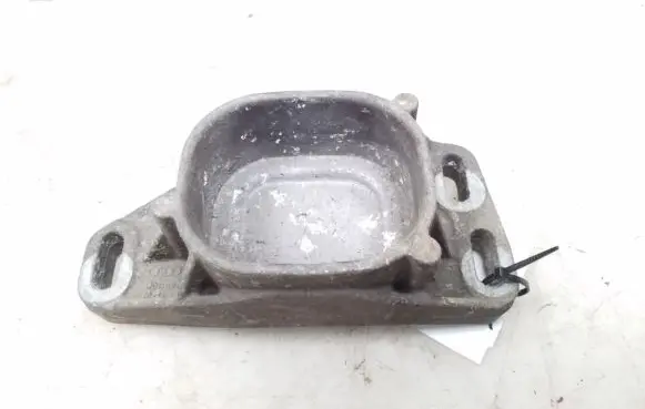 Volkswagen PASSAT B5.5 Engine mounting bracket 8D0199335