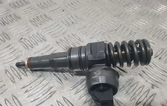 Volkswagen PASSAT B6 Fuel injector 038130073AG