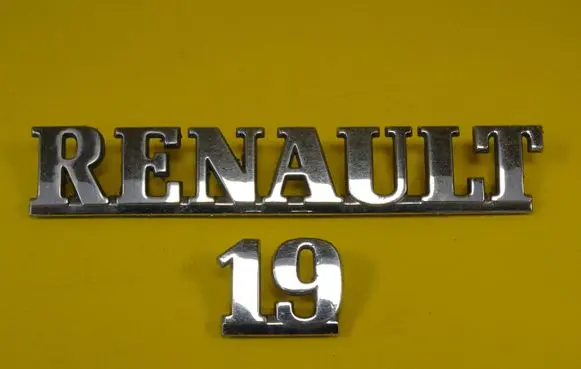 Renault 19 Manufacturers badge/model letters 