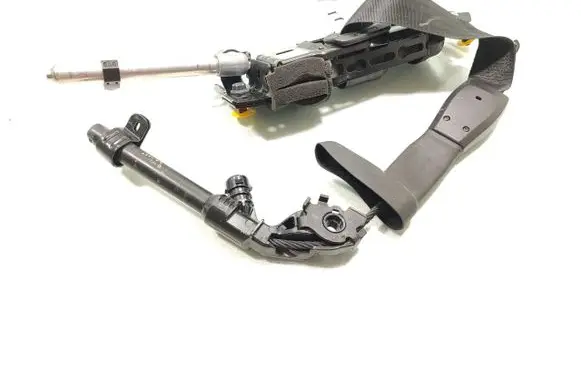 Volvo V50 Front seatbelt 8286031