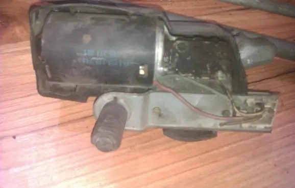 BMW 5 E28 Wiper motor 0390241081