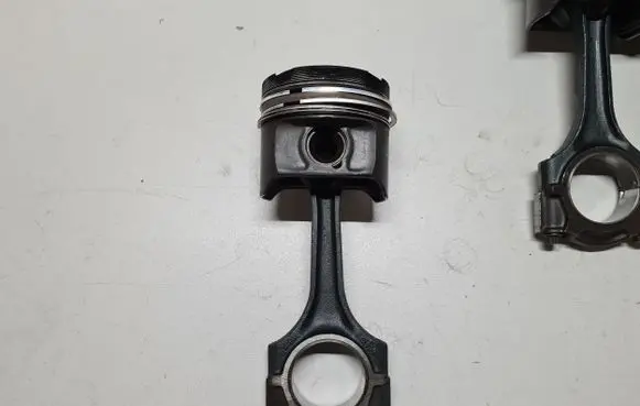 Mercedes-Benz E W210 Piston with connecting rod 87L32 OM606