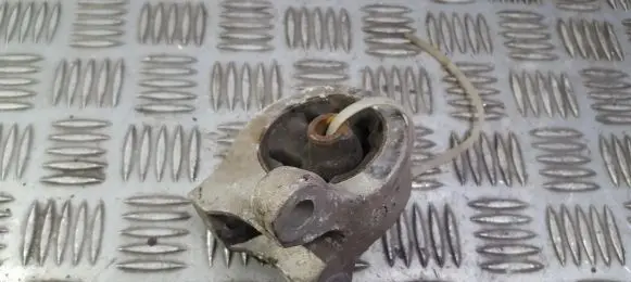 Nissan Micra Engine mount bracket