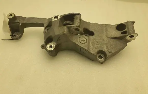 Citroen C4 III e-C4 Generator/alternator bracket 9809714680