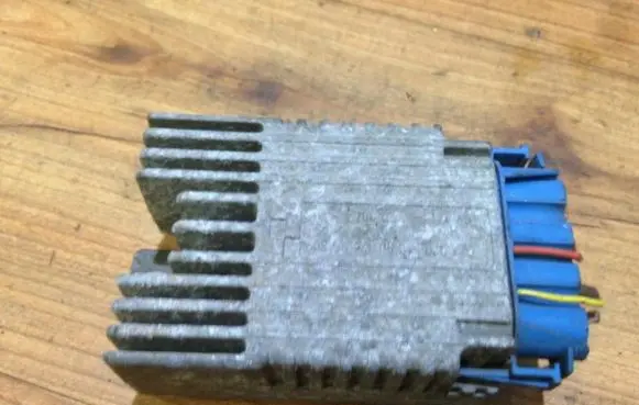 Mercedes-Benz E W210 Coolant fan relay a0275458032 e5001004