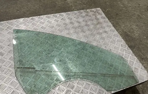 Mercedes-Benz CLS C218 X218 Front door window glass four-door