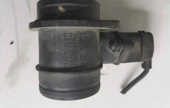 Volkswagen Touran I Mass air flow meter 0281002531 038906461B