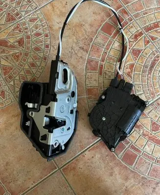 BMW 5 GT F07 Front door lock 51217148475