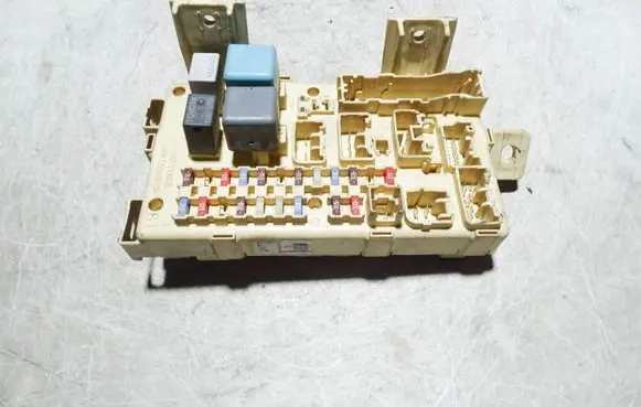 Toyota Avensis T250 Fuse module 8264105040A