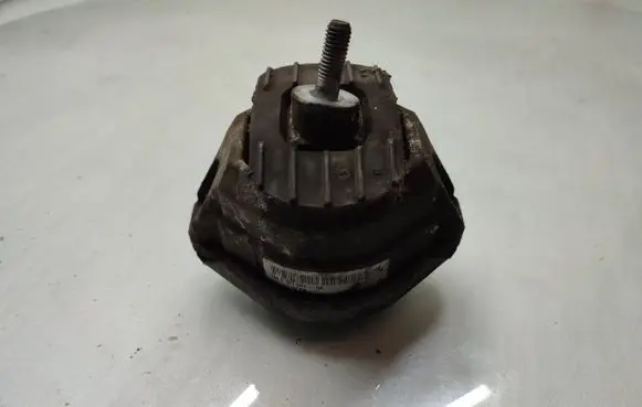 BMW 5 E60 E61 Engine mount bracket 6761091