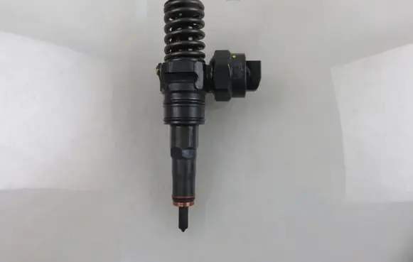 Volkswagen Bora Fuel injector 0414720015 038130073J