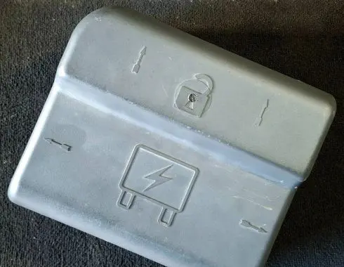 Chevrolet TrailBlazer Fuse box cover