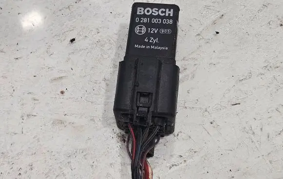Volkswagen Golf Plus Glow plug pre-heat relay 0281003038