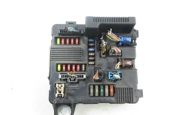 Renault Megane II Central body control module 8200306033A S118399300J