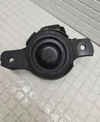 Subaru XV I Engine mount bracket