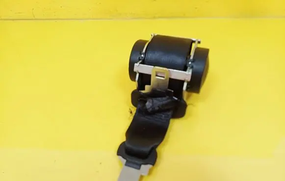 Dacia Logan I Middle seatbelt (rear) 