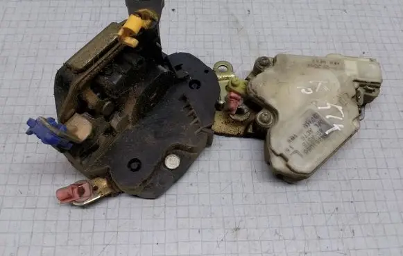 Nissan Almera Tino Front door lock 89A518