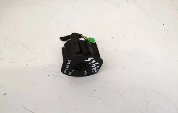 Passenger airbag on/off switch
