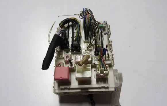 Toyota Auris 150 Relay mounting block 827300212005978A18