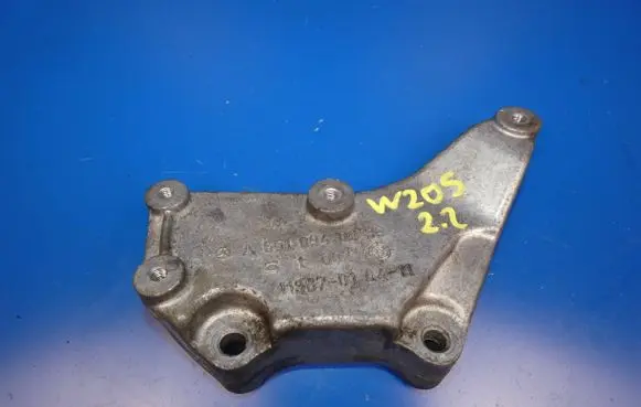 Mercedes-Benz C W205 Engine mounting bracket A6510940039 1002 1367010411