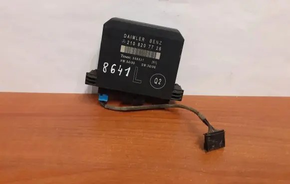 Mercedes-Benz E W210 Door control unit/module 2108207726 8641