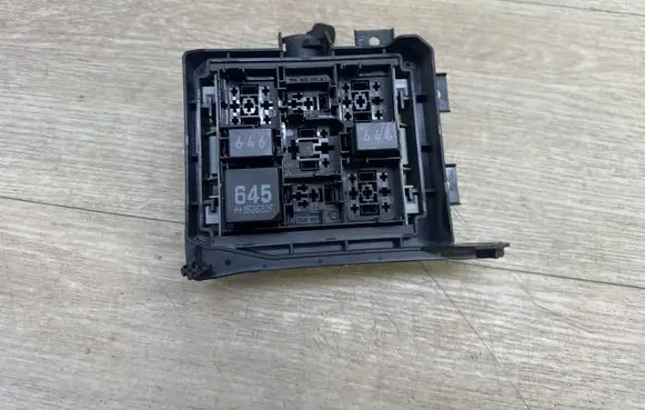 Porsche Cayenne (92A) Relay mounting block 7P0937149 95561011700