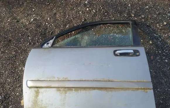 Nissan X-Trail T30 Front door pilkos