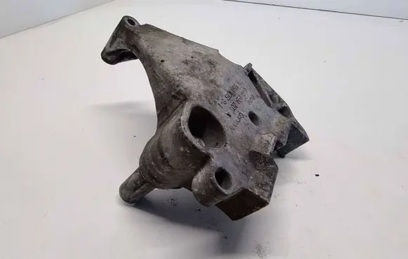 Volkswagen Golf V Engine mounting bracket 03G199207A