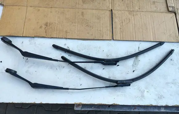Front wiper blade arm
