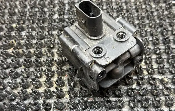 BMW X5 F15 Air suspension valve block 4722555620