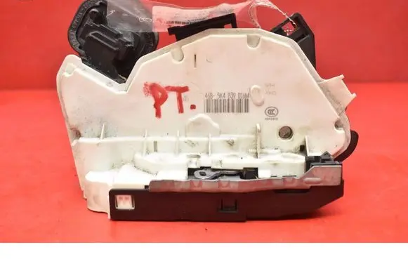Volkswagen Golf Plus Rear door lock 5K4839016M