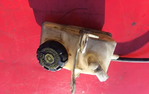 Renault Espace - Grand espace IV Brake fluid reservoir 8200021398