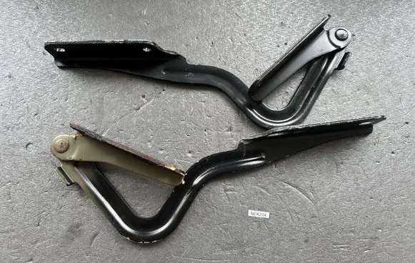 Nissan Patrol Y61 Engine bonnet/hood hinges 65400VB000 65401VB000