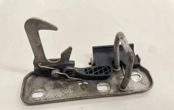 Volkswagen Tiguan Engine bonnet/hood lock/latch loop/hook 1K0823480