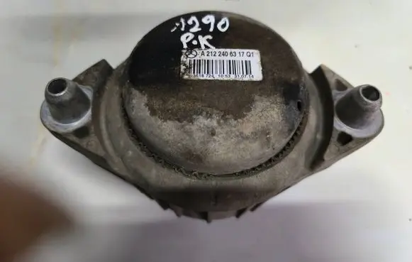 Mercedes-Benz E W212 Engine mount bracket A2122406317 3618724