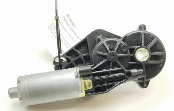 Mercedes-Benz C W204 Seat adjustment motor 0390203367 825843714