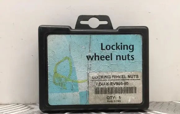 Toyota RAV 4 (XA30) Anti-theft wheel nuts and lock 