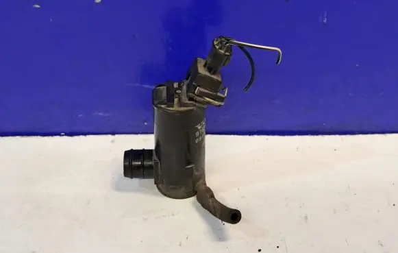 Volvo V70 Windscreen/windshield washer pump 9169611