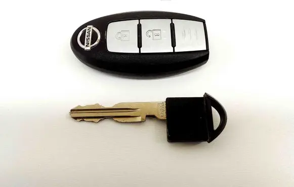 Nissan Qashqai Ignition key/card S180144102