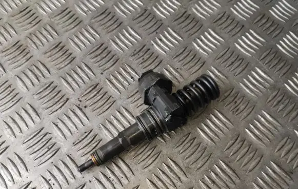 Volkswagen PASSAT B5.5 Fuel injector 0414720216 038130073BA