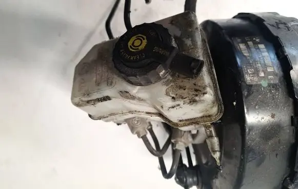 BMW 1 E81 E87 Brake fluid reservoir 