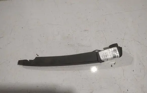 Rear wiper blade arm