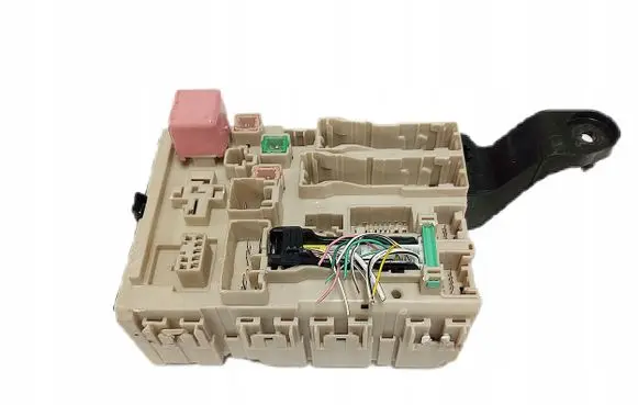 Toyota Avensis T270 Fuse box set 8273005j60