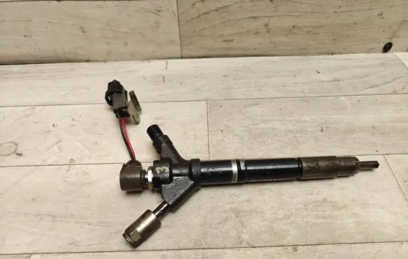 Toyota Avensis T250 Fuel injector 236700R040