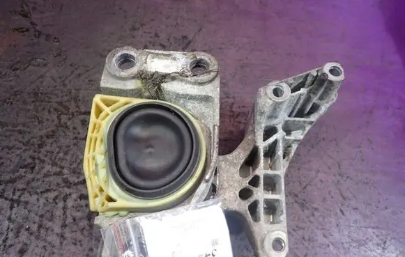 Renault Megane III Engine mount vacuum valve 