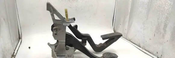 Volkswagen PASSAT B5 Pedal assembly 8D1721117B
