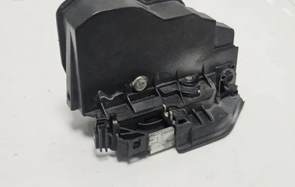 BMW 1 E82 E88 Front door lock 7202143