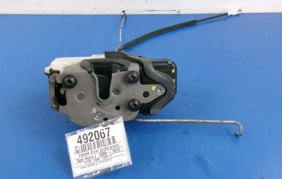 Opel Astra J Front door lock
