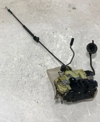 Volkswagen Polo Front door lock 7E1837015A