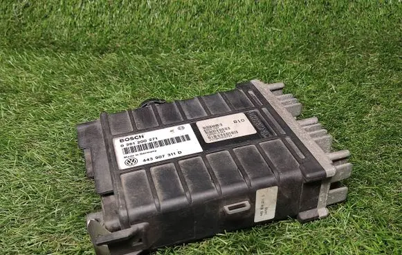 Volkswagen PASSAT B3 Engine control unit/module ECU 443907311D 0261200271